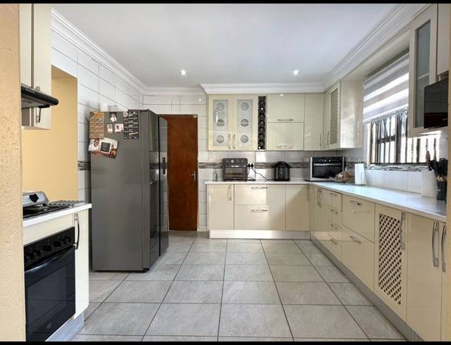 5 BEDROOM HOUSE FOR SALE IN CHANTELLE